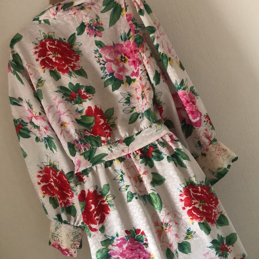 Woman’s rare Victorian floral VTG Gold label Victoria’s Secret lace bath robe - Picture 12 of 16